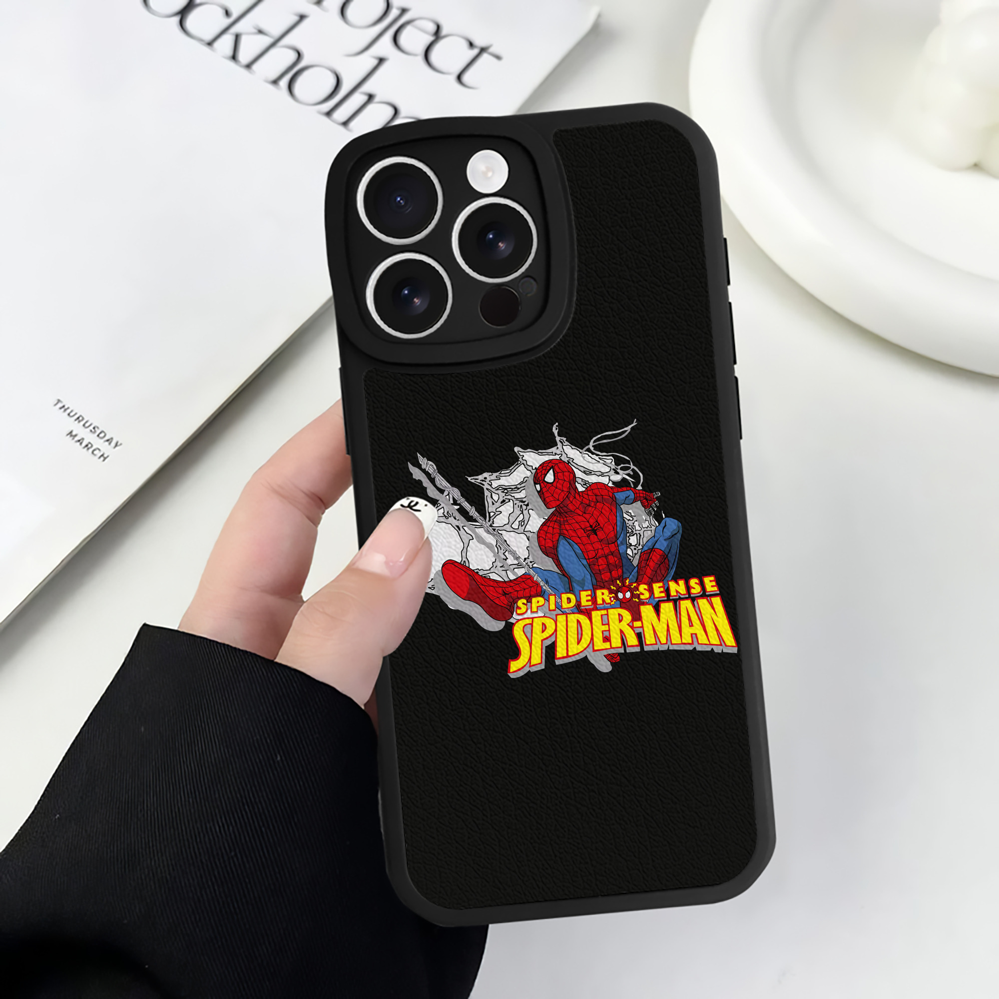 （画像用） Spider Man スパイダーマン 【iPhone 16シリーズ対応】シリコンスマホケース（レザー調） 材質：シリコン